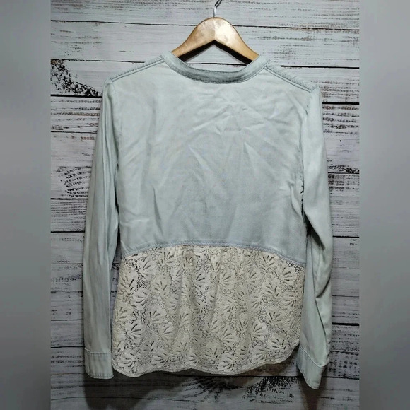 Holding Horses Anthropologie Chambray Top size Medium Lace Button Festival Rodeo - Picture 5 of 7